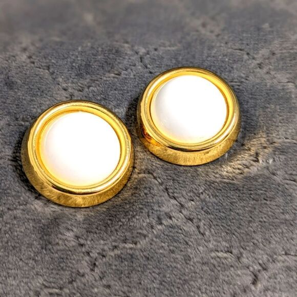 Vintage Trifari Goldtone & White Large Button Clip Earrings - Picture 9 of 9